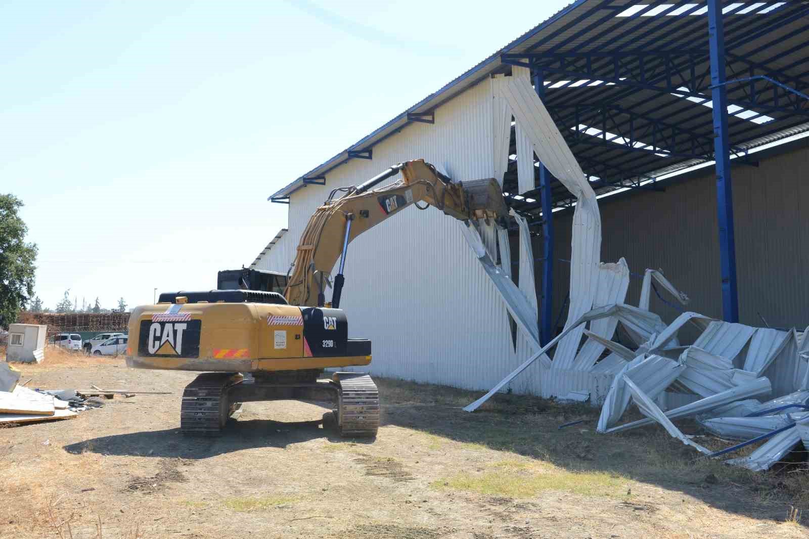 Akçalar’da 2 kaçak yapı yıkıldı
