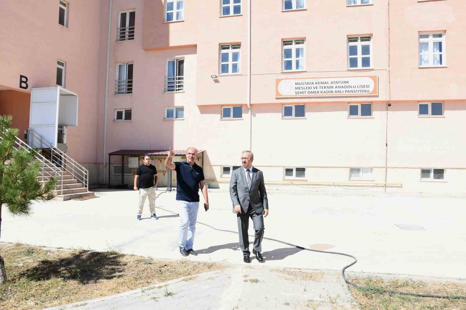 M&uuml;d&uuml;r Aydın, yeni eğitim-&ouml;ğretim yılına y&ouml;nelik hazırlık &ccedil;alışmalarını inceledi
