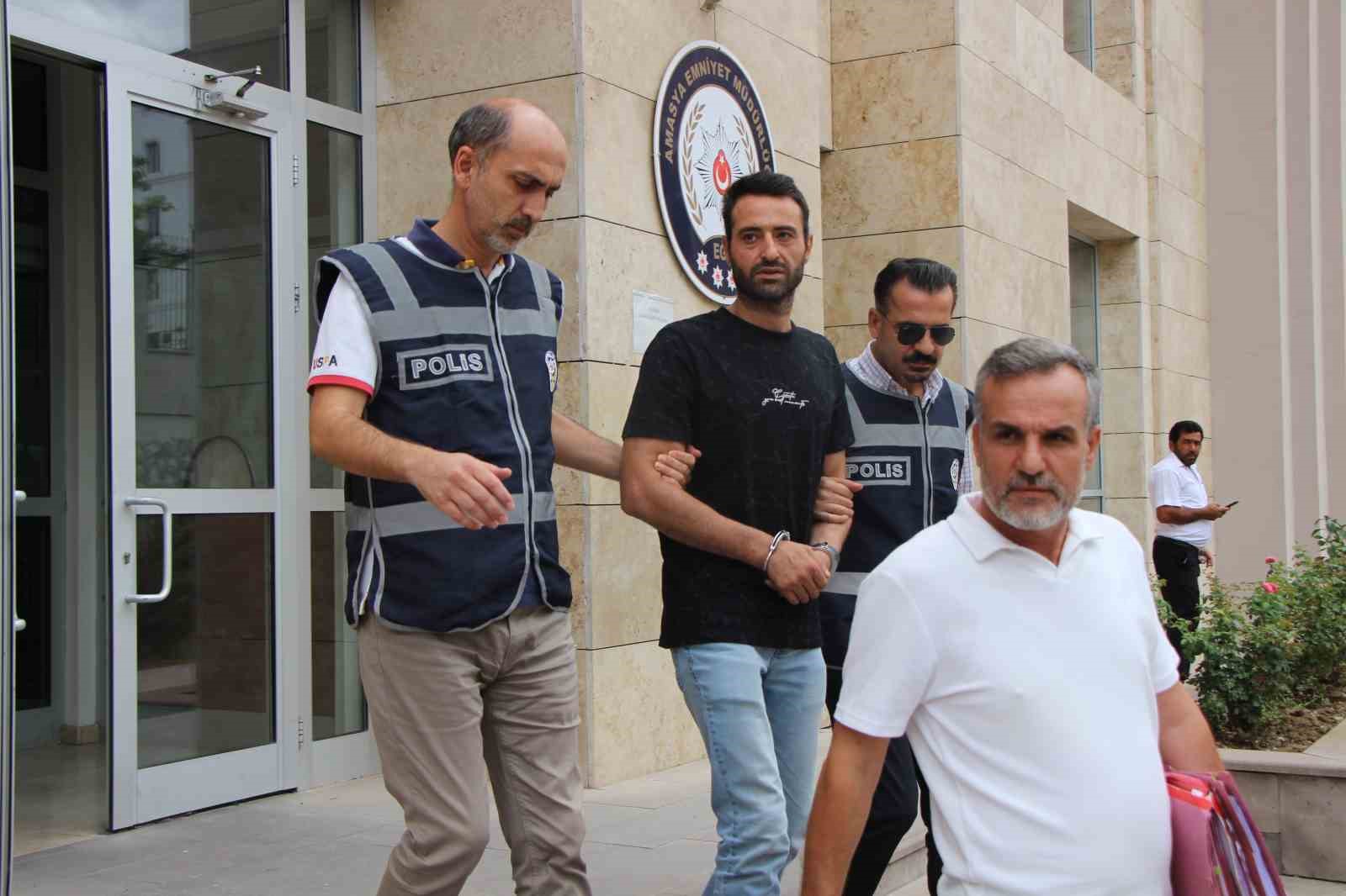 Amasya’da 19 yıl 11 ay hapis cezası ile aranan hükümlü, polise sokakta yakalandı