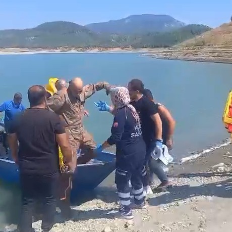 Su almak için indiği barajdan kalkamayan eğitim uçağındaki pilotları çiftçi teknesiyle kurtardı