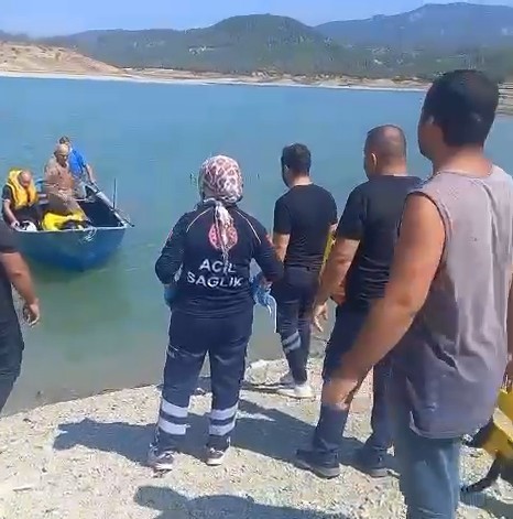 Su almak için indiği barajdan kalkamayan eğitim uçağındaki pilotları çiftçi teknesiyle kurtardı