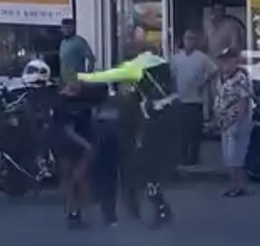 İzmir&rsquo;de polise tekmeli yumruklu saldırı
