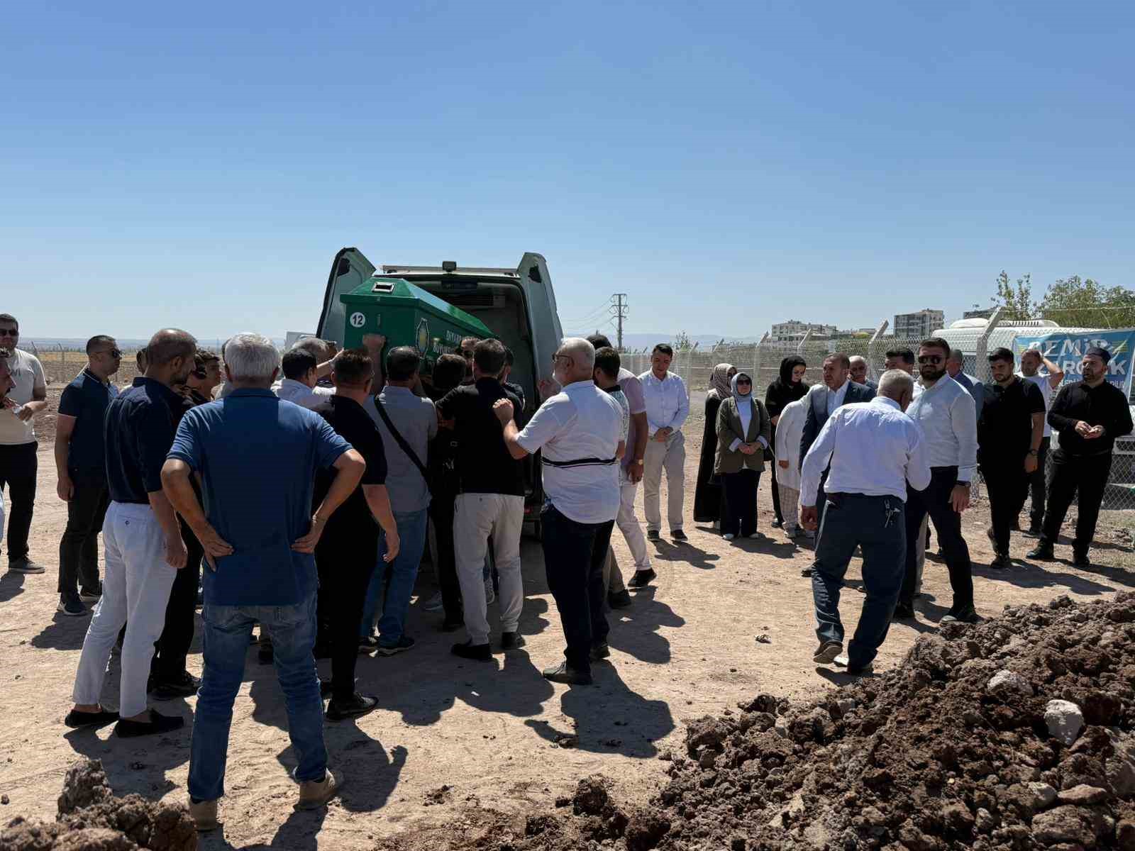 Mersin&rsquo;deki kazada hayatını kaybeden Farah Diyarbakır&rsquo;da defnedildi
