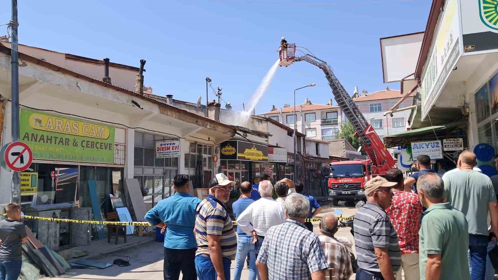 Karaman&rsquo;da &ccedil;atı yangını korkuttu
