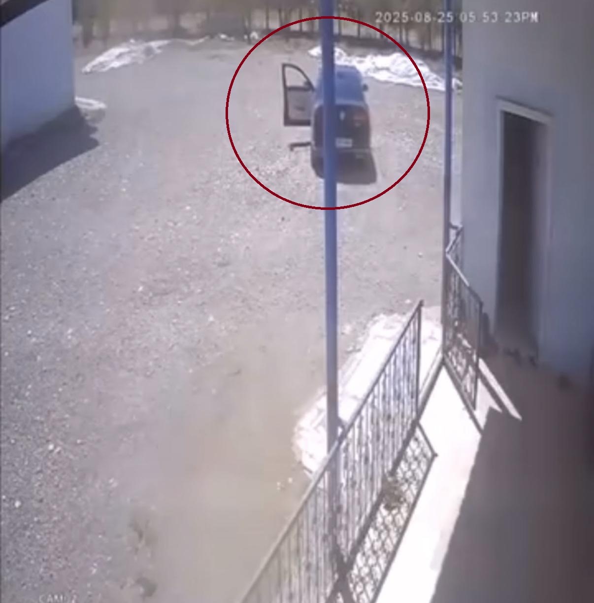 Diyarbakır’da el freni çekilmeyen otomobilin duvara çarptığı anlar kameraya yansıdı