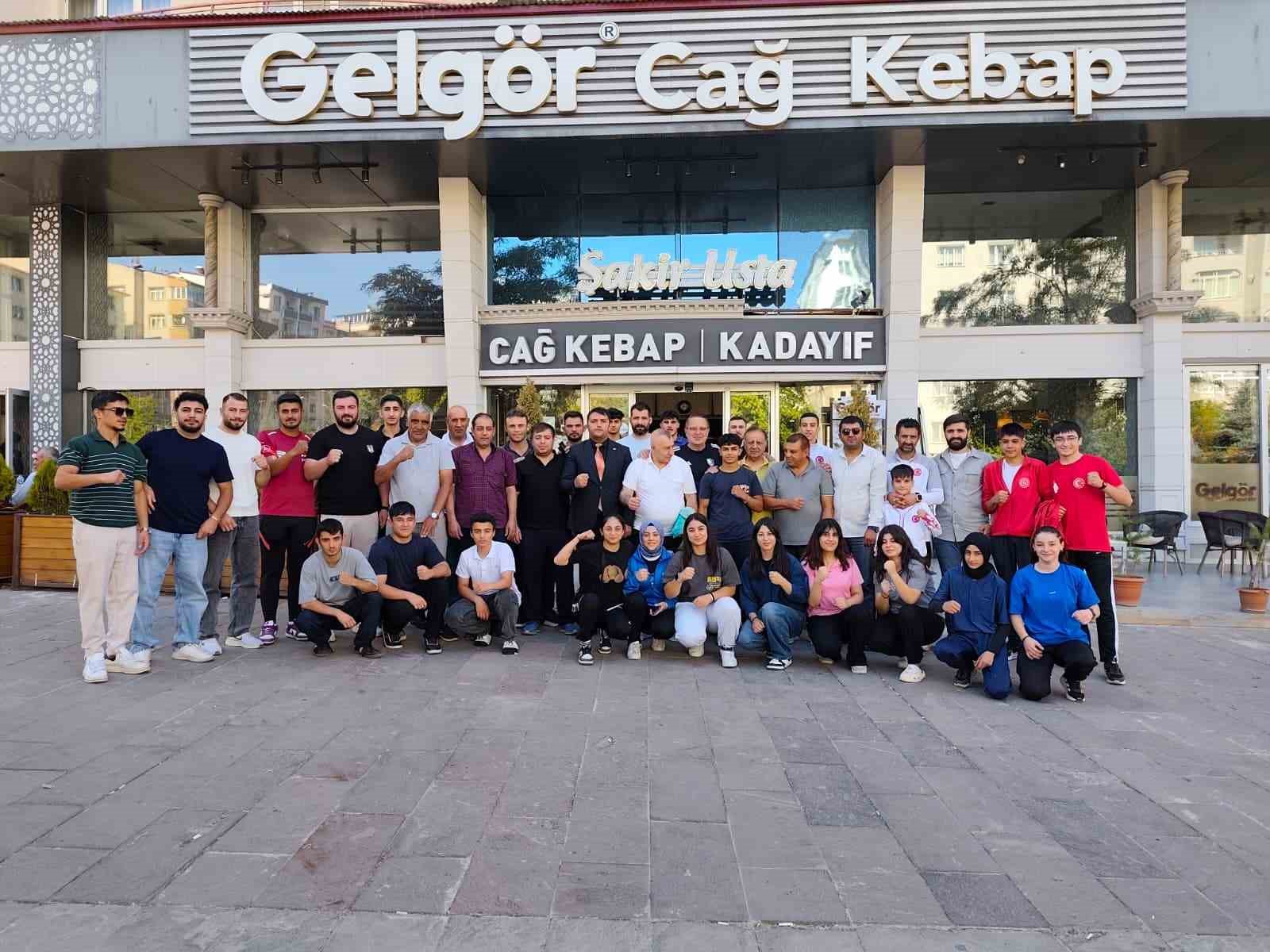 Elmalı, Erzurumlu boksörlerle yemekte bir araya geldi