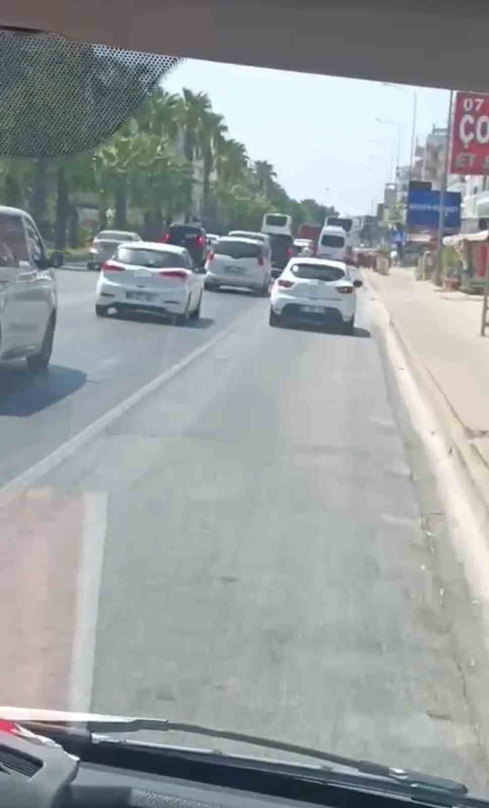 Antalya&rsquo;da trafikte sıkışan ambulans hastayı g&uuml;&ccedil;l&uuml;kle hastaneye ulaştırdı
