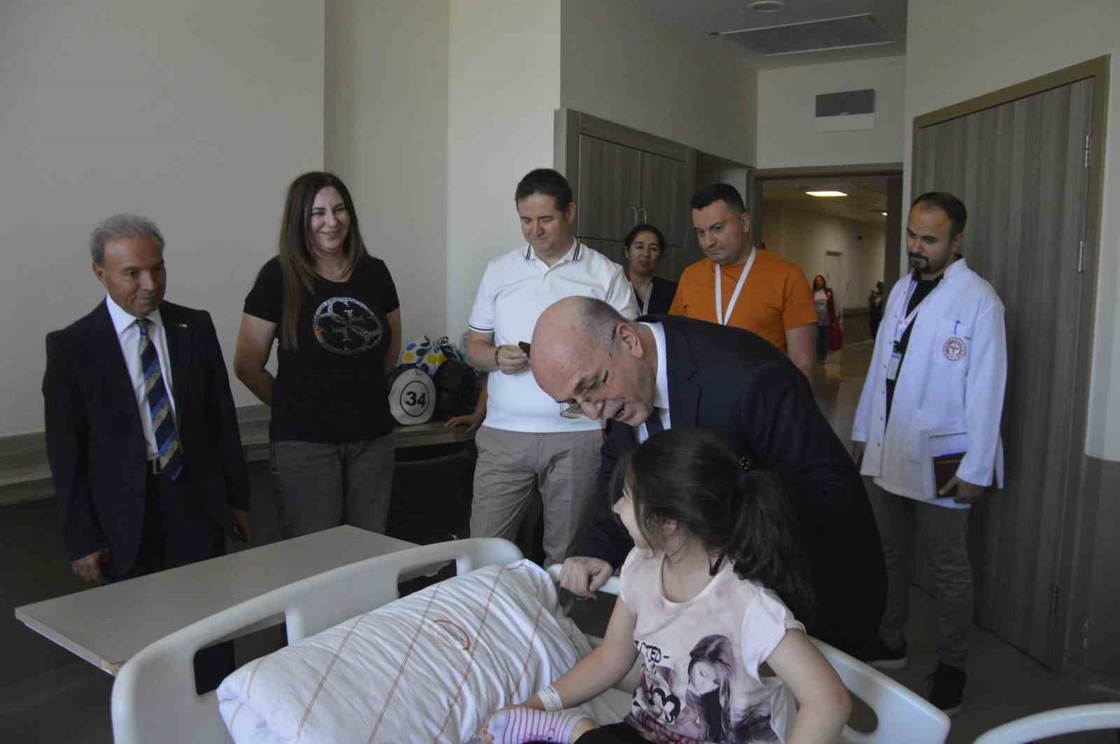 Hasta &ccedil;ocuklara kırtasiye desteği
