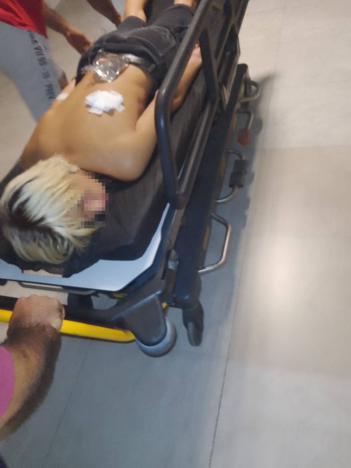 Kuşadası&rsquo;nda gasp&ccedil;ılar &ccedil;ocuğu sırtından bı&ccedil;akladı
