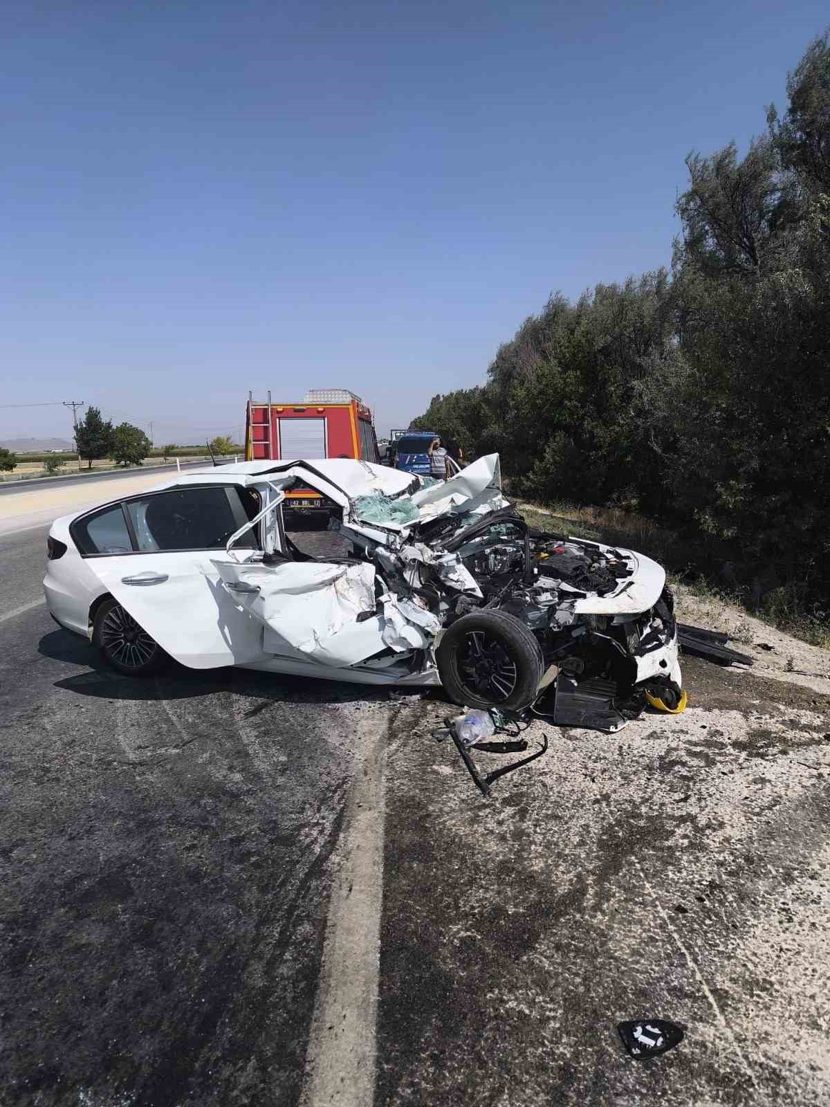 Konya&rsquo;da otomobil kamyonetle &ccedil;arpıştı: 1 &ouml;l&uuml;, 5 yaralı
