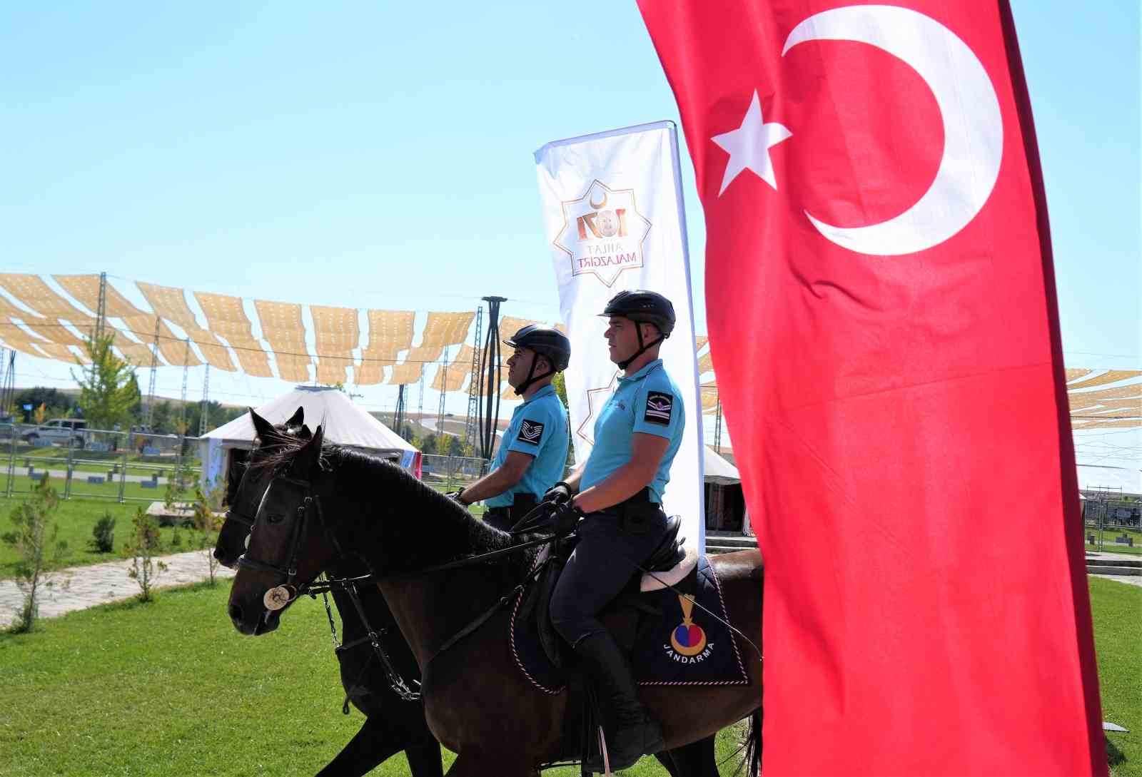 Atlı jandarma birlikleri, Malazgirt kutlamalarına renk kattı
