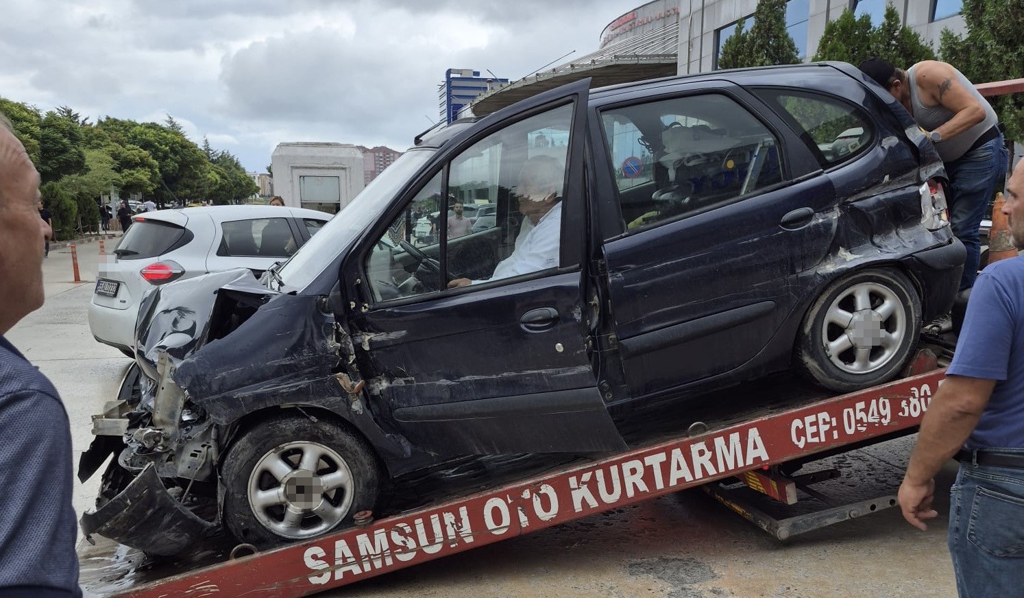 Kaza yaptı, hurdaya dönen aracından inmeyip çekiciyle hastaneye gitti