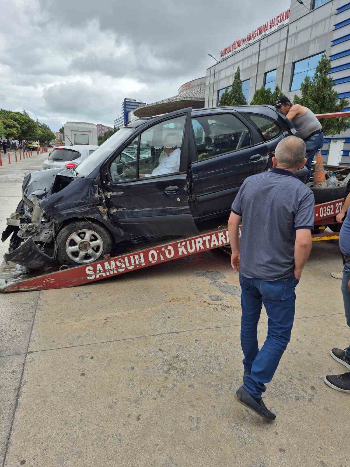 Kaza yapt, hurdaya dnen aracndan inmeyip ekiciyle hastaneye gitti
