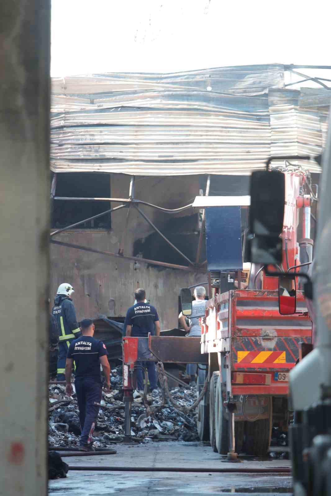 Otel ekipmanları deposunda 15 g&uuml;n arayla ikinci yangın 