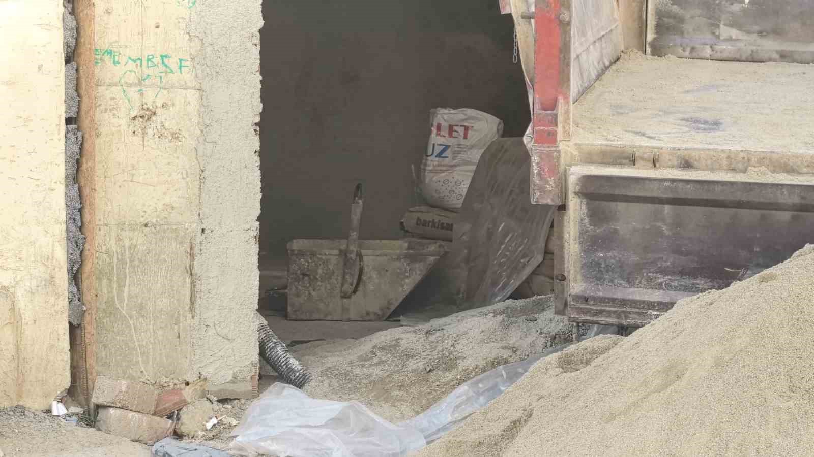 Üzerine kum dolu inşaat kovası düşen işçi ağır yaralandı