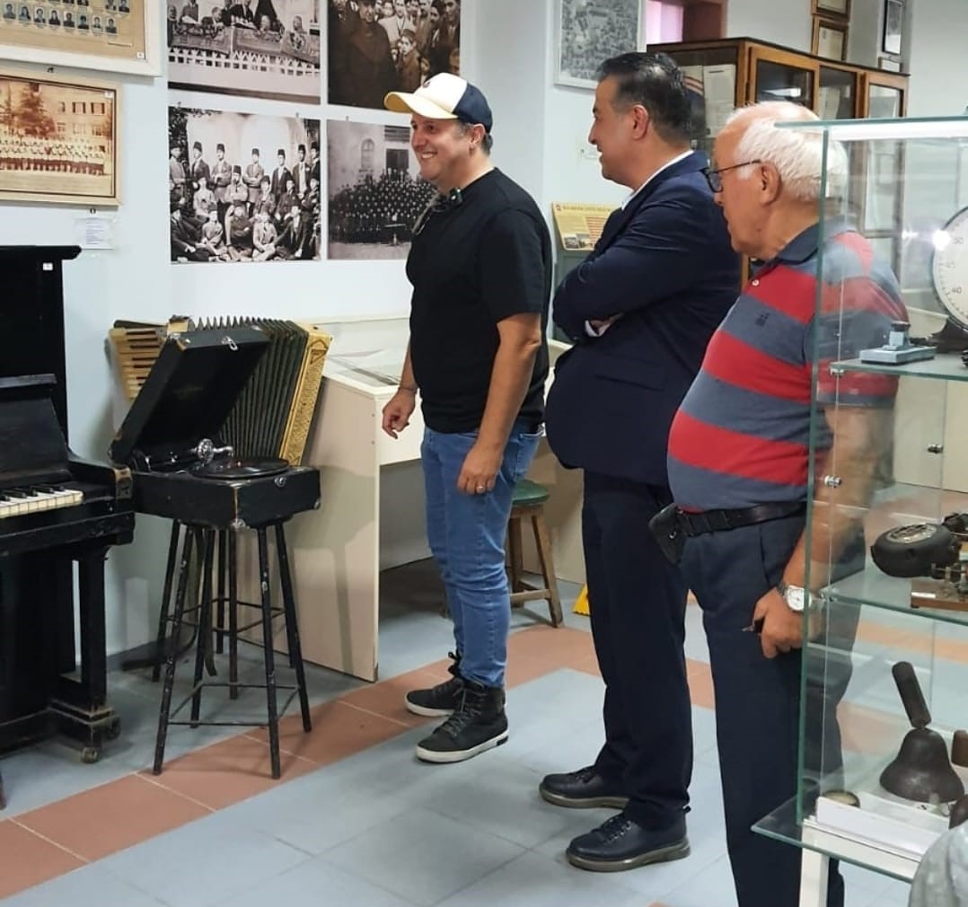 Ünlü oyuncu İlker Ayrık’tan Balıkesir Lisesi’ne ziyaret