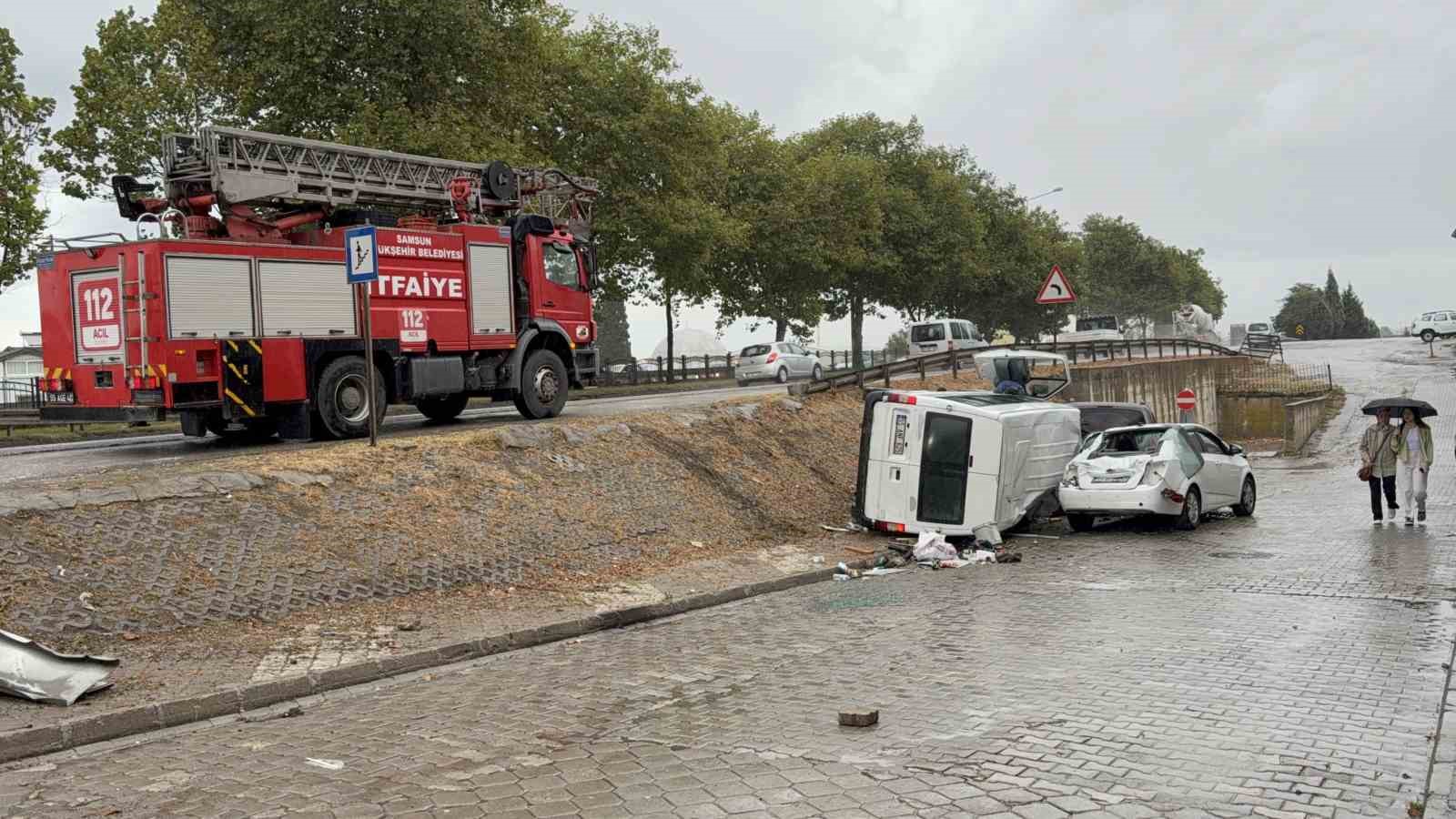 Samsun’da yoldan çıkan minibüs iki araca çarparak devrildi