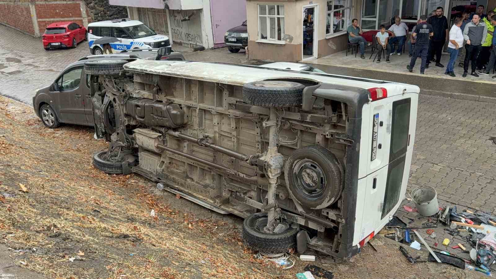 Samsunda yoldan kan minibs iki araca arparak devrildi
