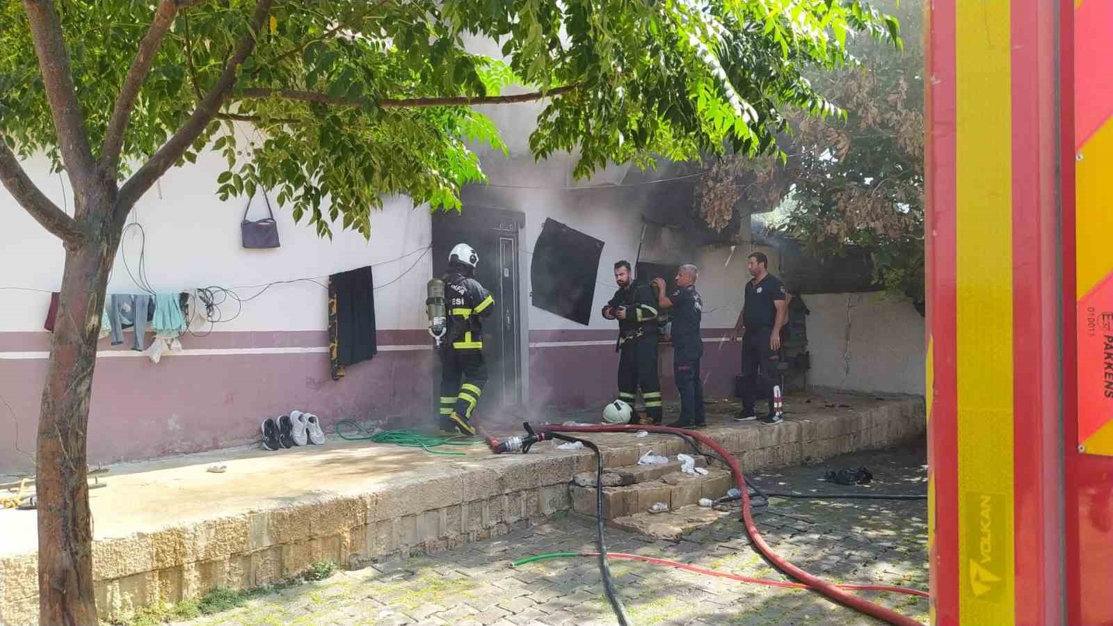 Haliliye&rsquo;de m&uuml;stakil evde yangın
