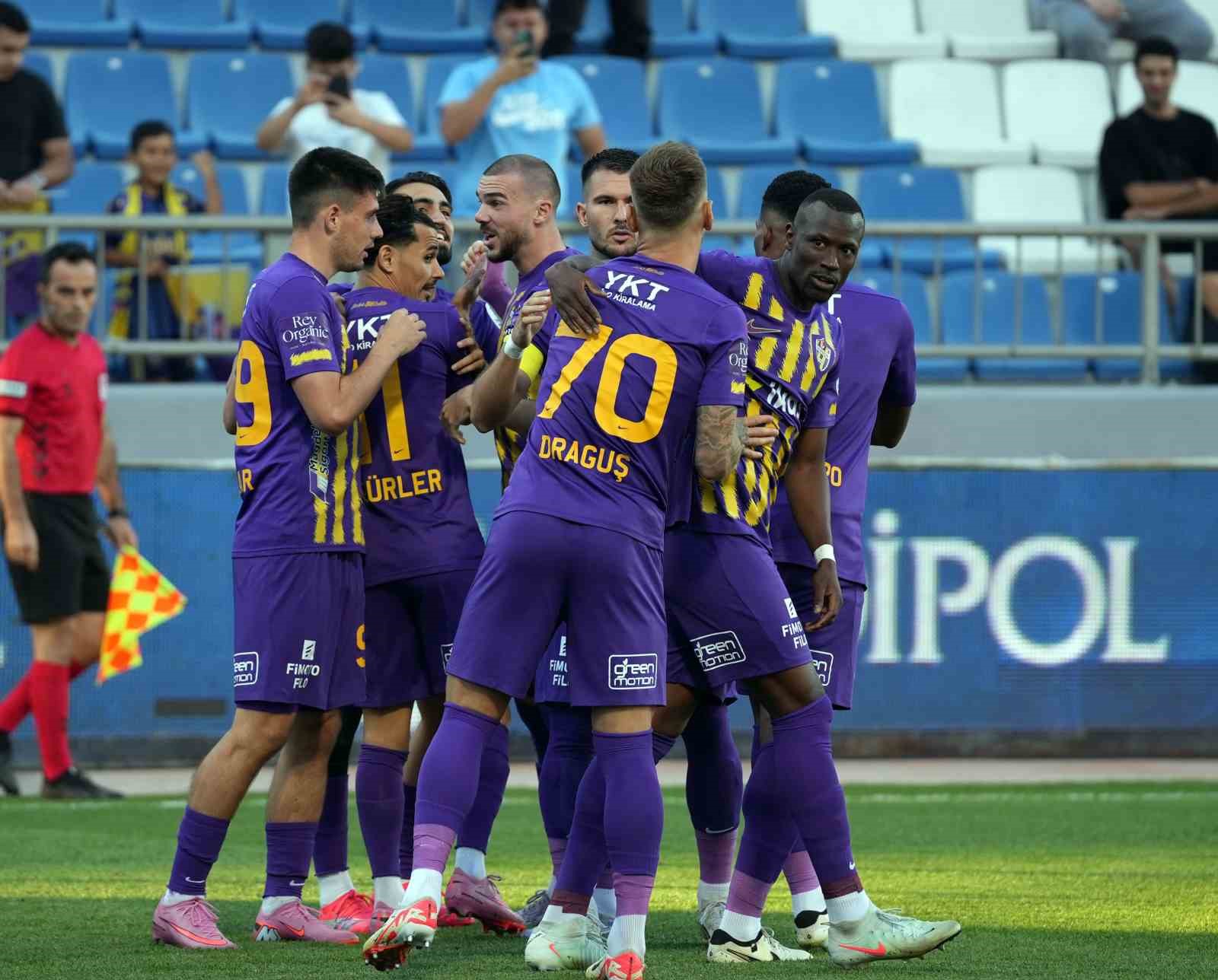 Trendyol Süper Lig: Eyüpspor: 1 - Corendon Alanyaspor: 0 (İlk yarı)