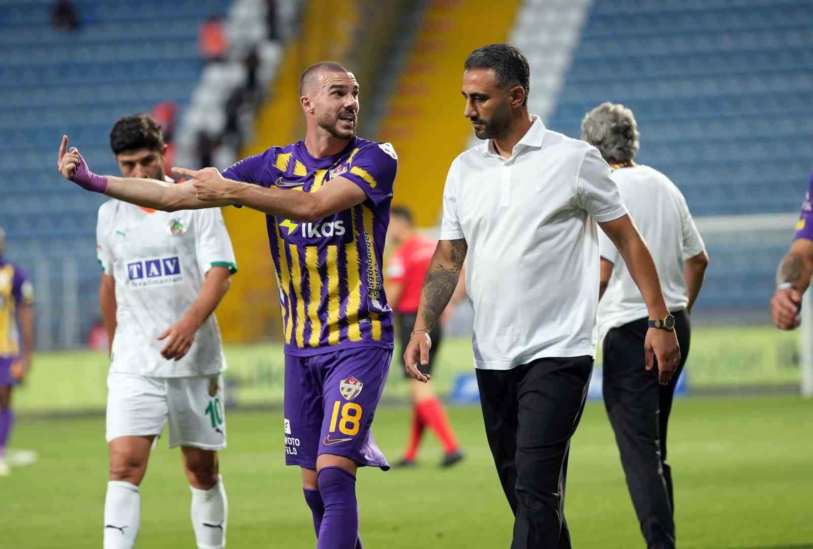 Trendyol S&uuml;per Lig: Ey&uuml;pspor: 1 - Corendon Alanyaspor: 0 (İlk yarı)
