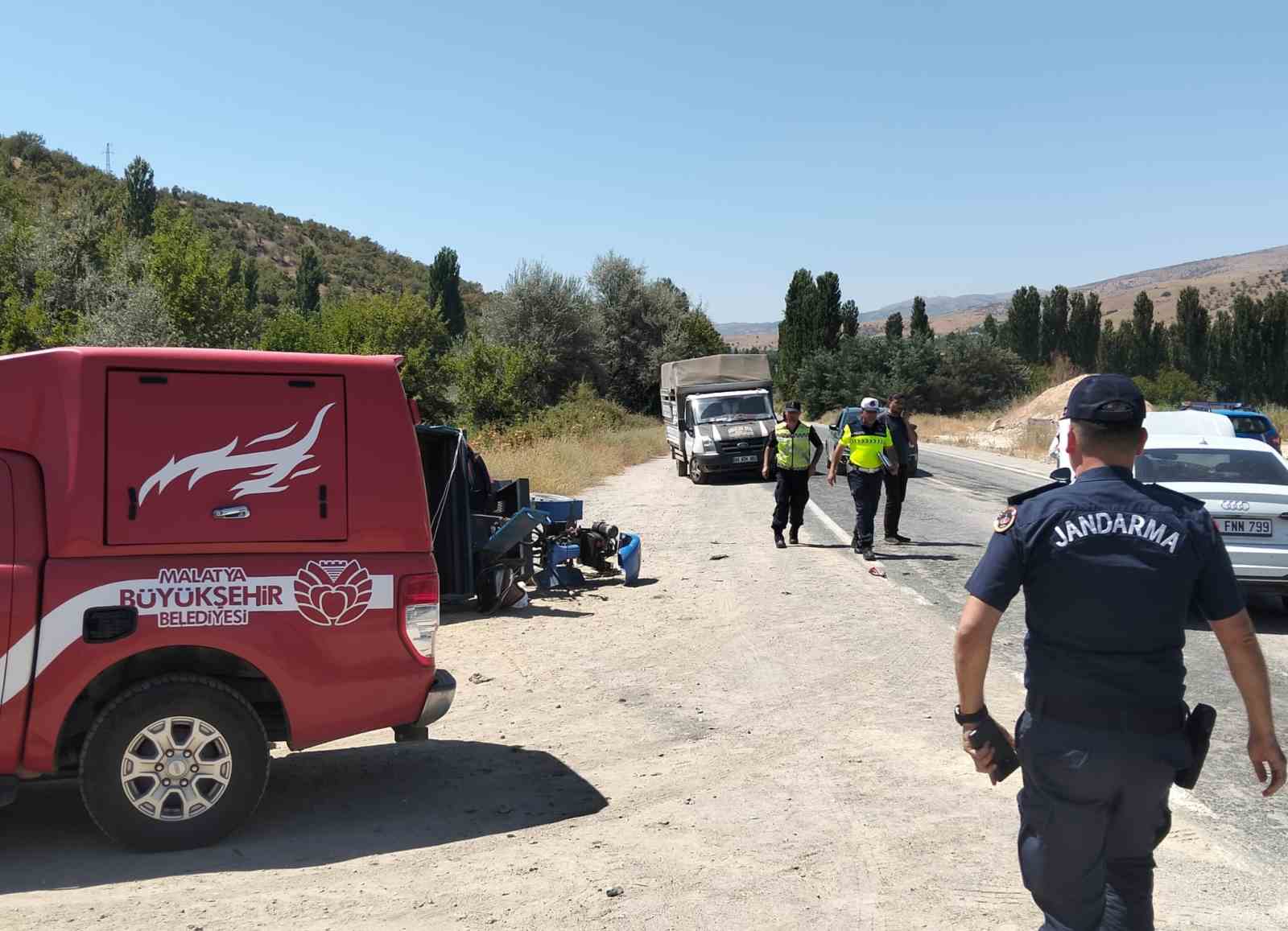 Malatya&rsquo;da otomobil ile &ccedil;apa motoru &ccedil;arpıştı: 3 yaralı
