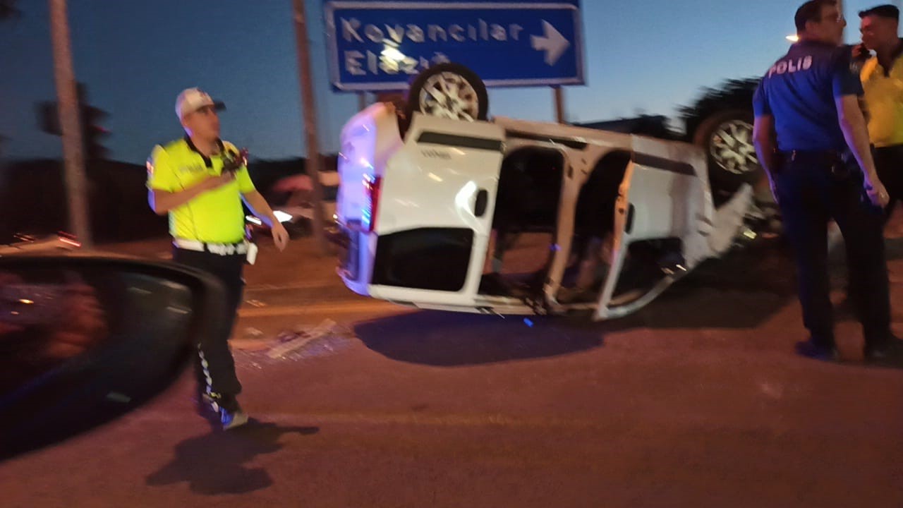 Bingöl’de hafif ticari araç ters döndü: 1 yaralı