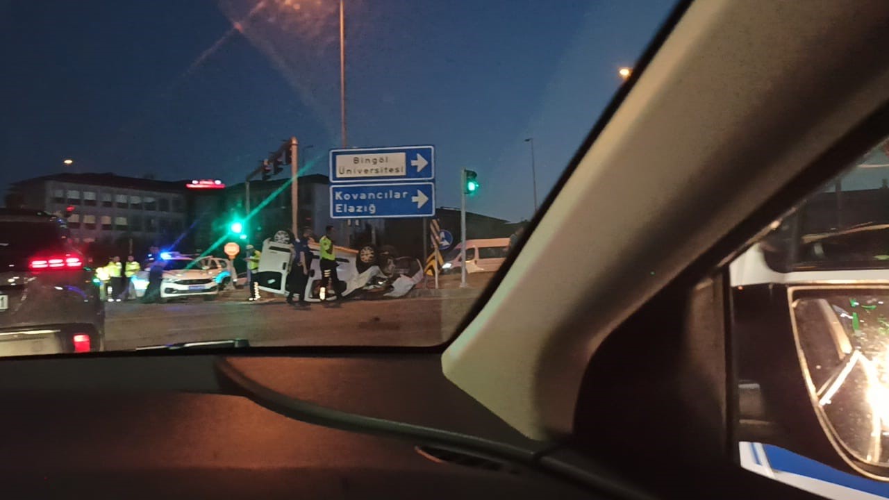 Bing&ouml;l&rsquo;de hafif ticari ara&ccedil; ters d&ouml;nd&uuml;: 1 yaralı
