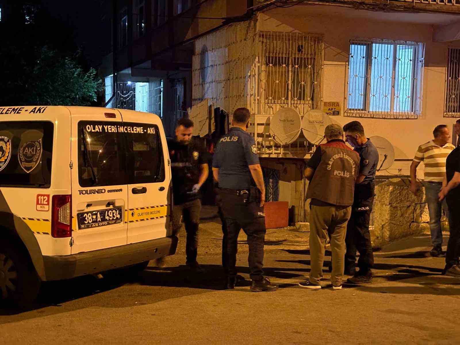 2 yıl önce boşandığı eski karısını bıçakla ağır yaraladı