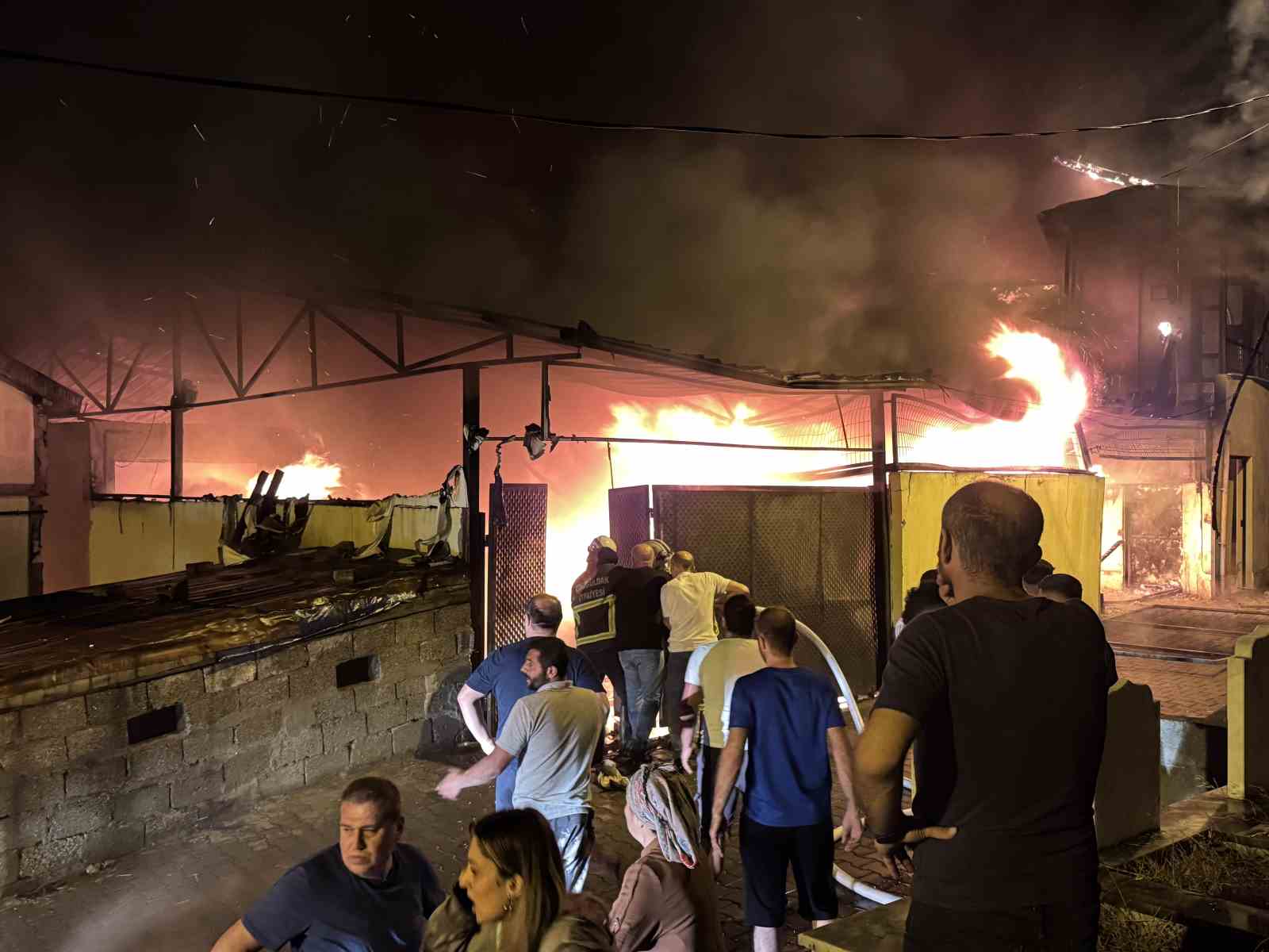 Zonguldak&rsquo;ta alevler geceyi aydınlattı: 4 ev 1 yeri kullanılmaz hale geldi
