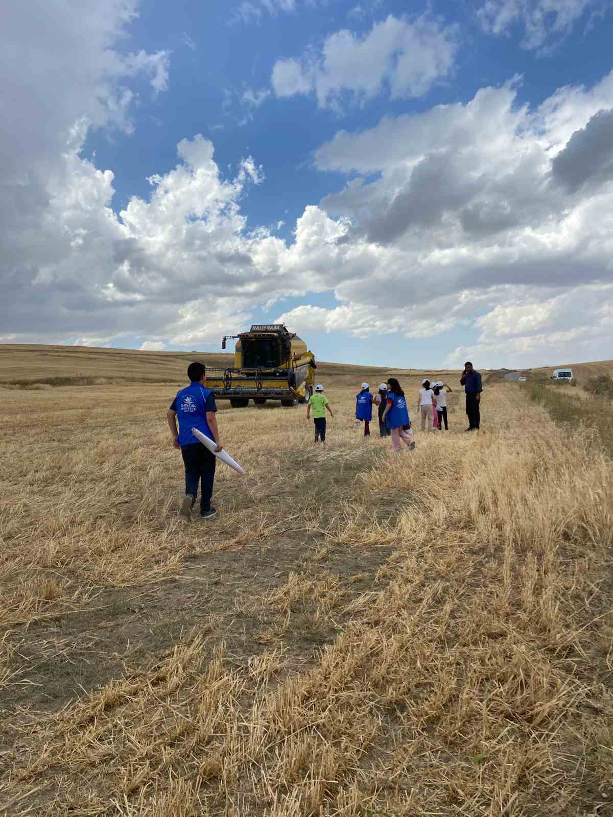 Diyadin&rsquo;de gen&ccedil;ler hasat sevincine ortak oldu
