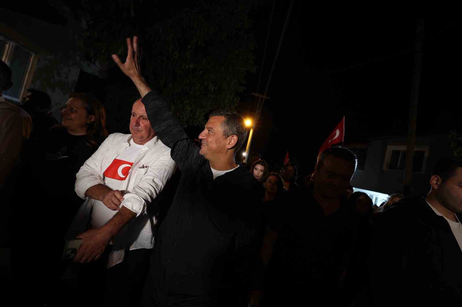 CHP Genel Başkanı Özel, Zafer Yolu’ndan Kocatepe’ye yürüdü