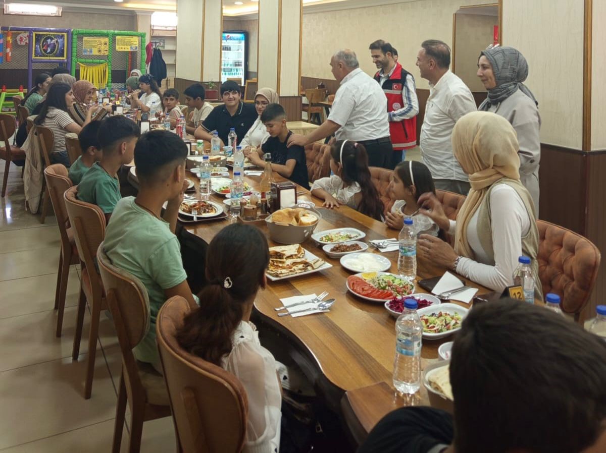 Patnos’ta çocuklara yemek etkinliği