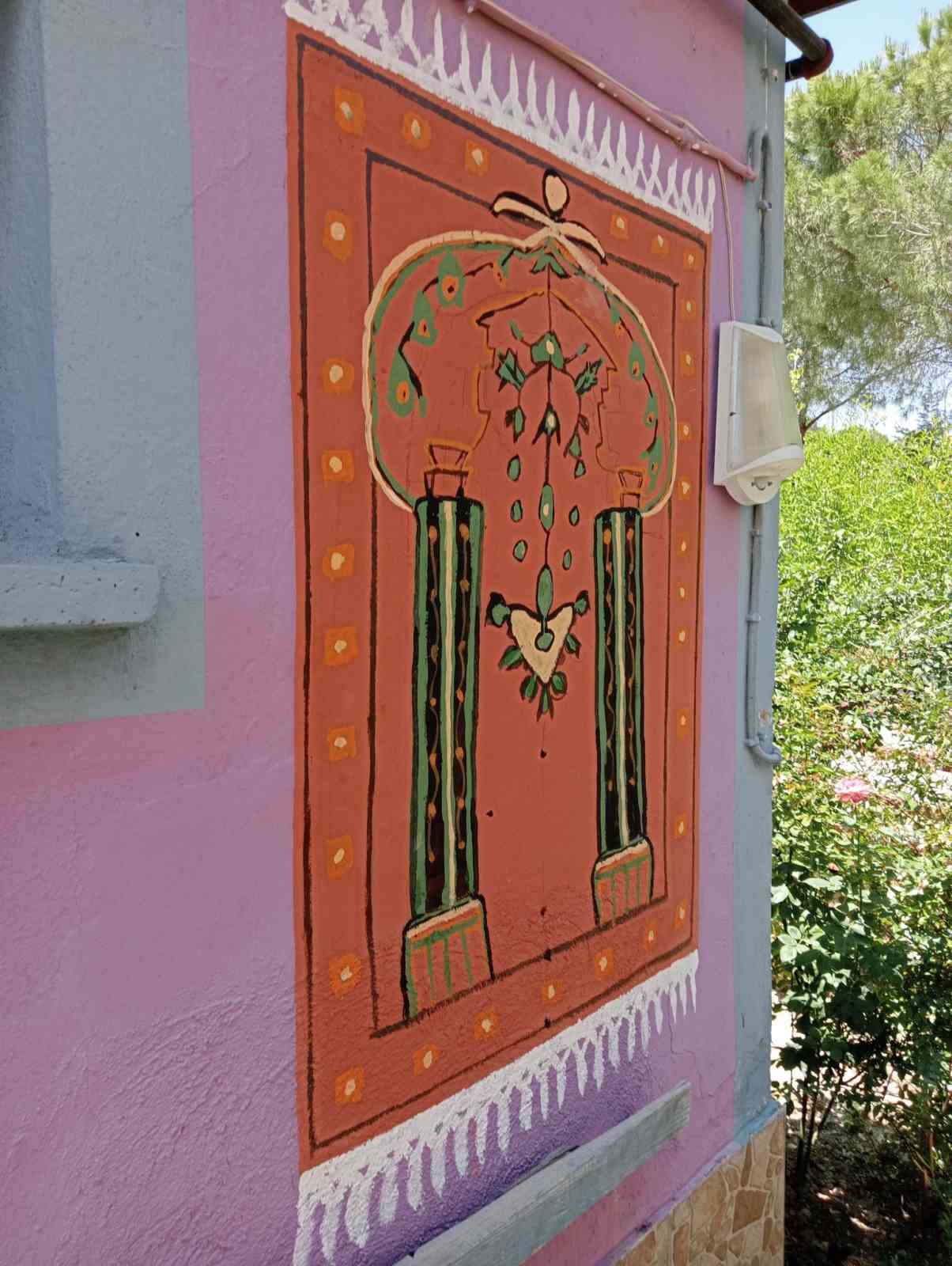 Gençliğinde dokudu şimdi duvarlara çiziyor
