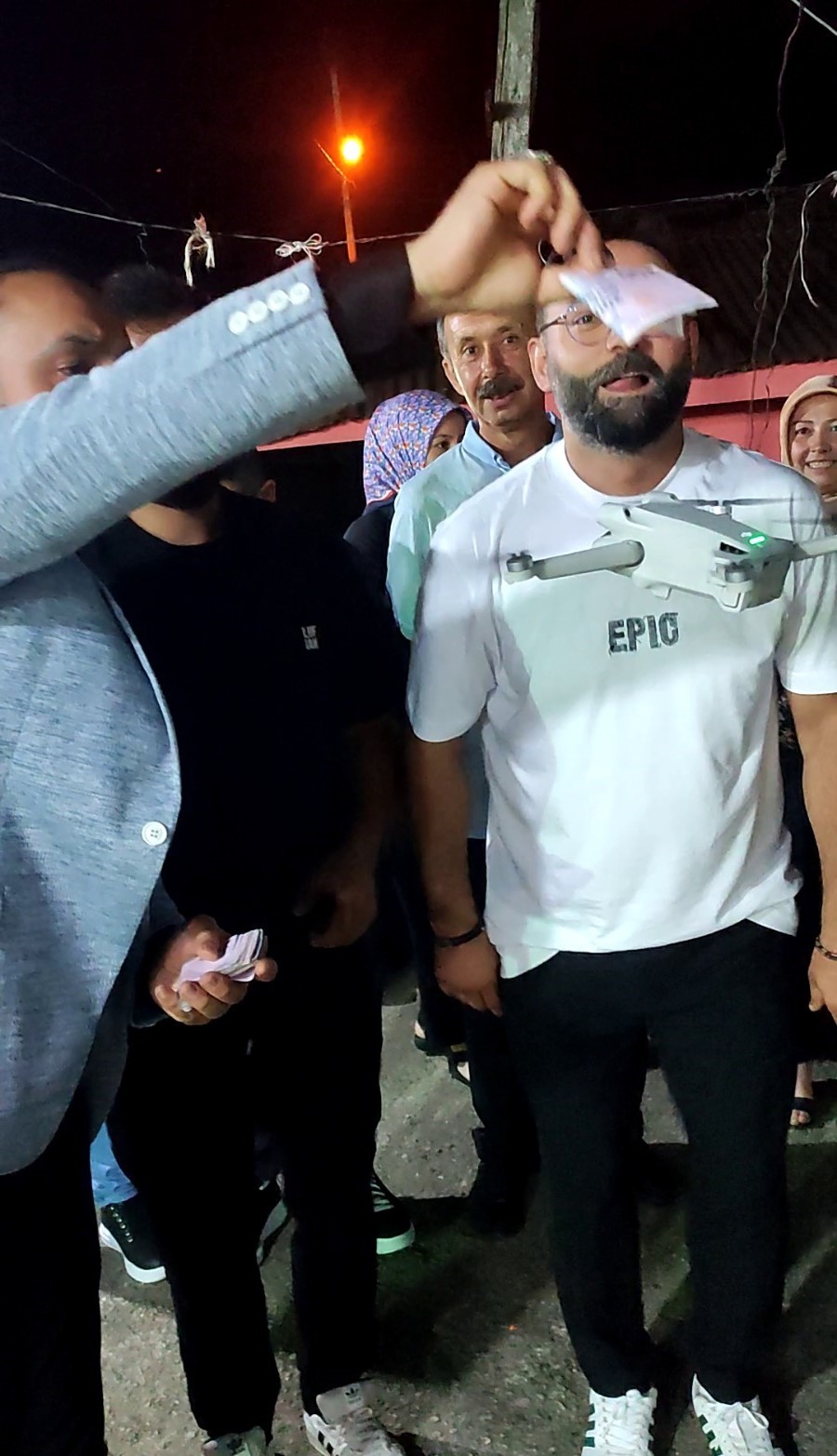 D&uuml;ğ&uuml;nde drona para takarken elinden oluyordu
