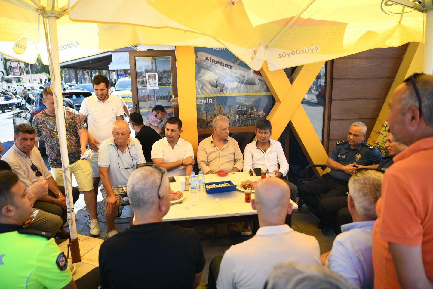 Kuşadası protokol&uuml;nden arkadaşlarını kaybeden taksicilere taziye ziyareti
