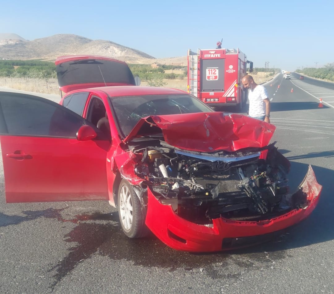 Malatya’da tır ile otomobil çarpıştı: 4 yaralı