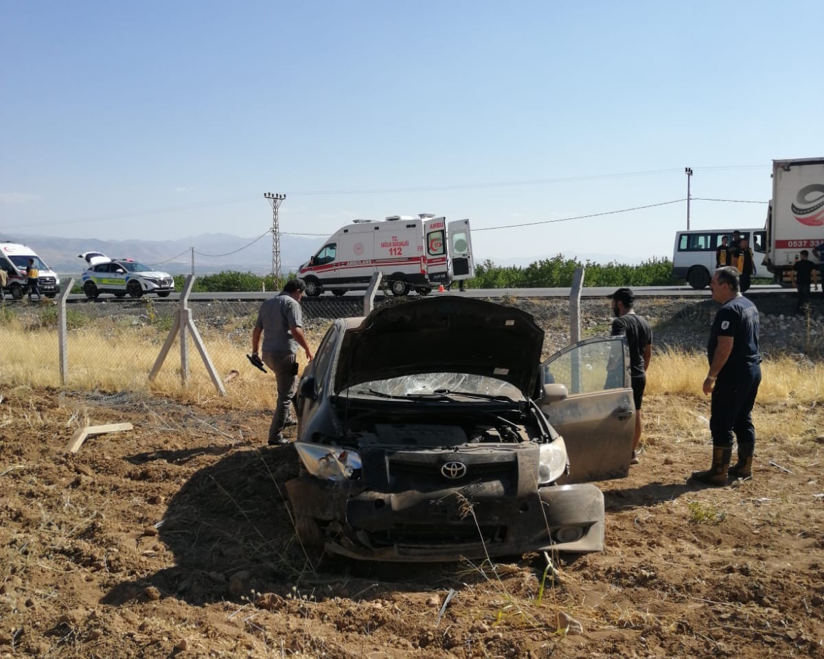 Malatya’da kontrolden çıkan otomobil bahçeye uçtu: 3 yaralı
