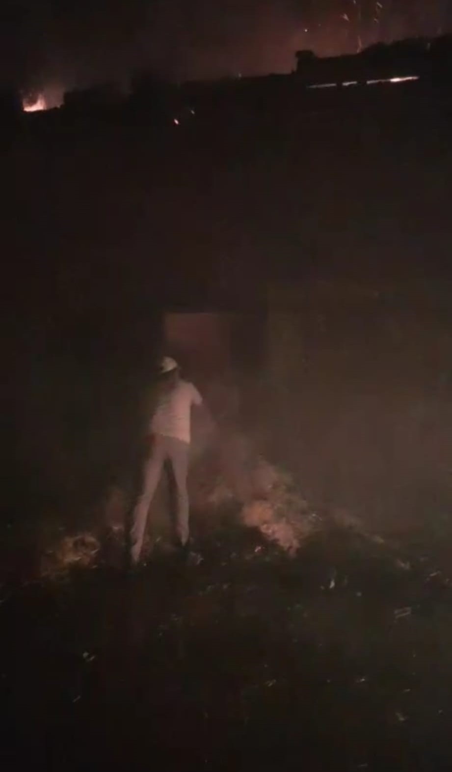 K&uuml;tahya&rsquo;da k&ouml;yde &ccedil;ıkan yangında evler, samanlıklar ve ahırlar k&uuml;l oldu
