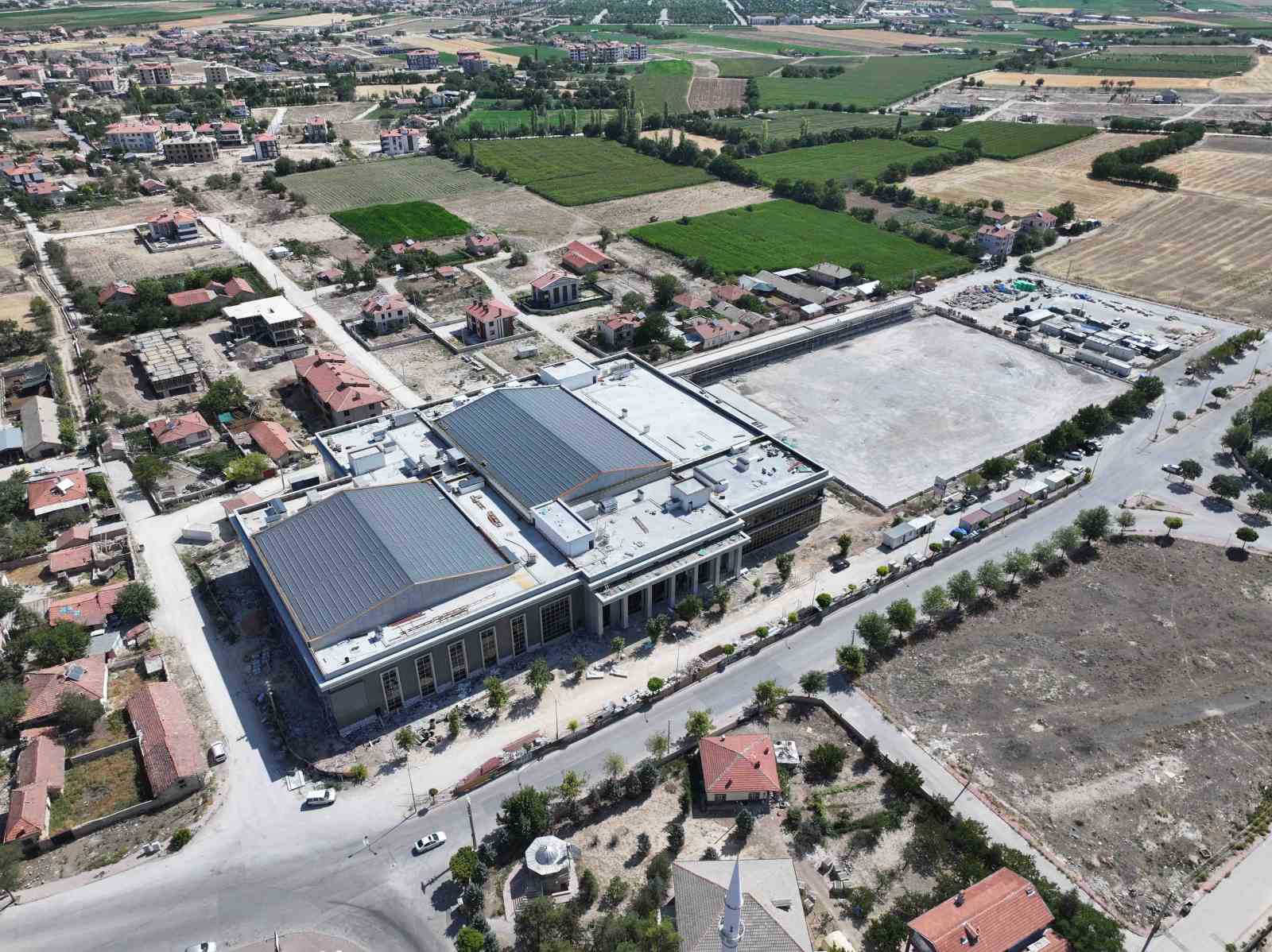 Yarı olimpik havuzlu ve FIFA standartına uygun sahalarıyla, Karatay’a dev spor kompleksi