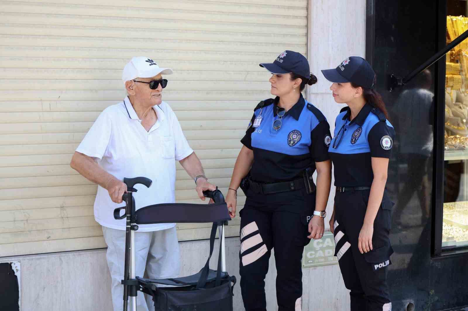&Ccedil;anakkale&rsquo;de polis ekipleri vatandaşları bilgilendirdi
