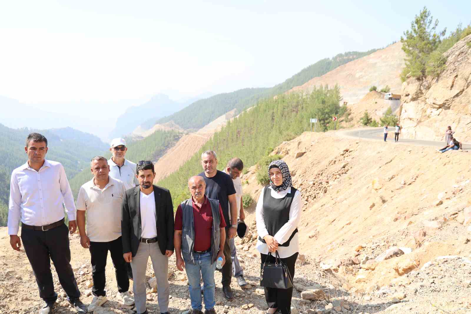 Adana’da 5 kişinin öldüğü yolda, muhtarlar nöbet tutan ailelere destek verdi