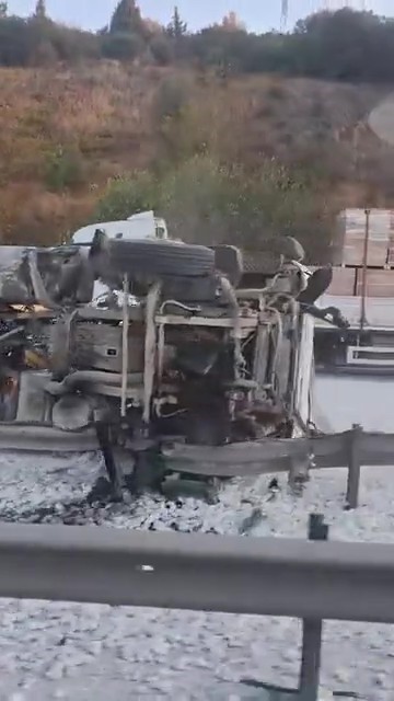 Mıcır yüklü tır devrildi: TEM Otoyolu İstanbul istikametinde trafik felç oldu
