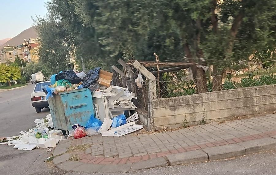 Pamukkale&rsquo;de &ccedil;&ouml;p dağları
