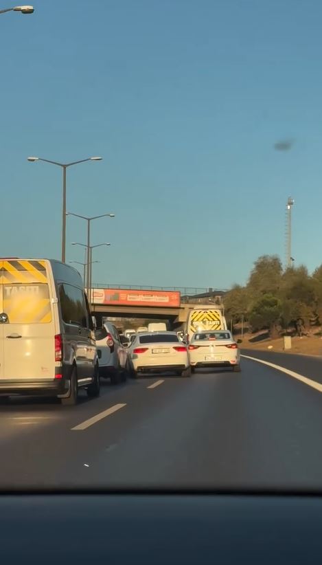 İstanbul&rsquo;da makas atan s&uuml;r&uuml;c&uuml; trafiği tehlikeye soktu
