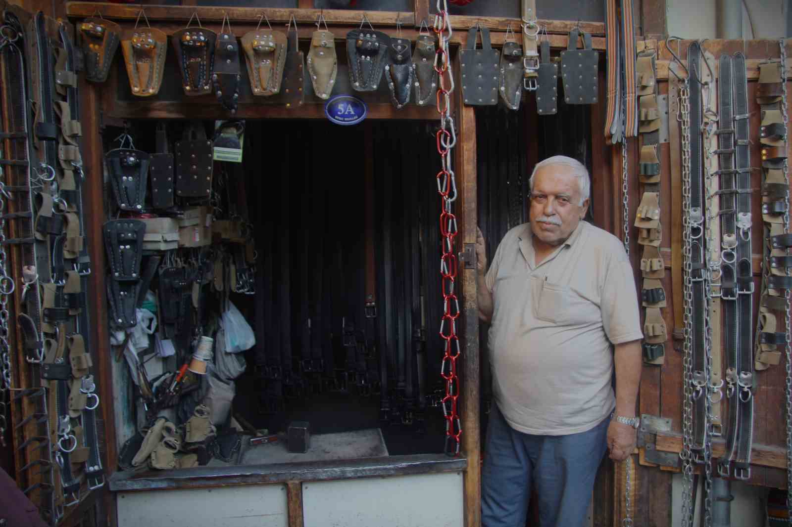 2 metrekarelik dükkanında 60 yıldır baba mesleğini yaşatıyor
