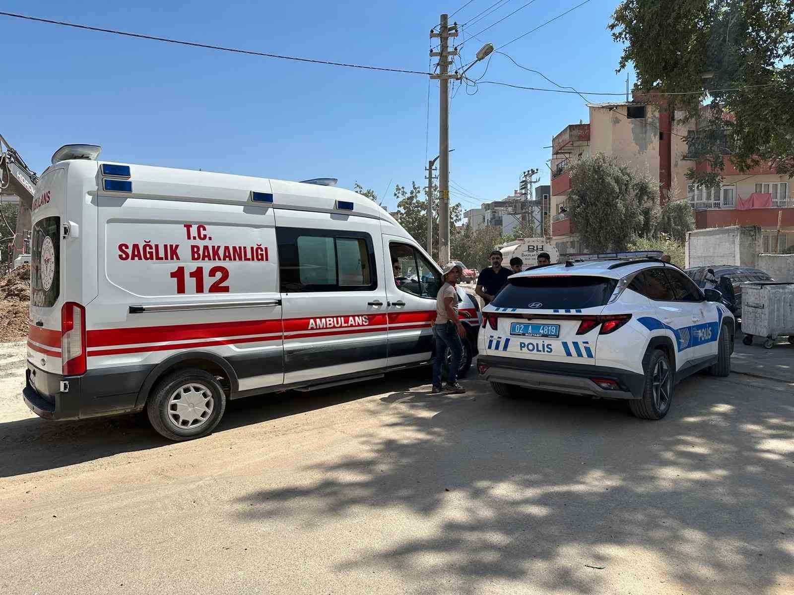 "Kepçe operatörü enkaz altında kaldı" ihbarı ekipleri alarma geçirdi
