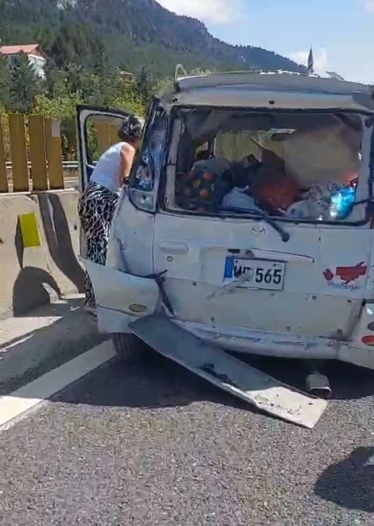 Mersin’de biri otobüs üç aracın karıştığı kaza ucuz atlatıldı
