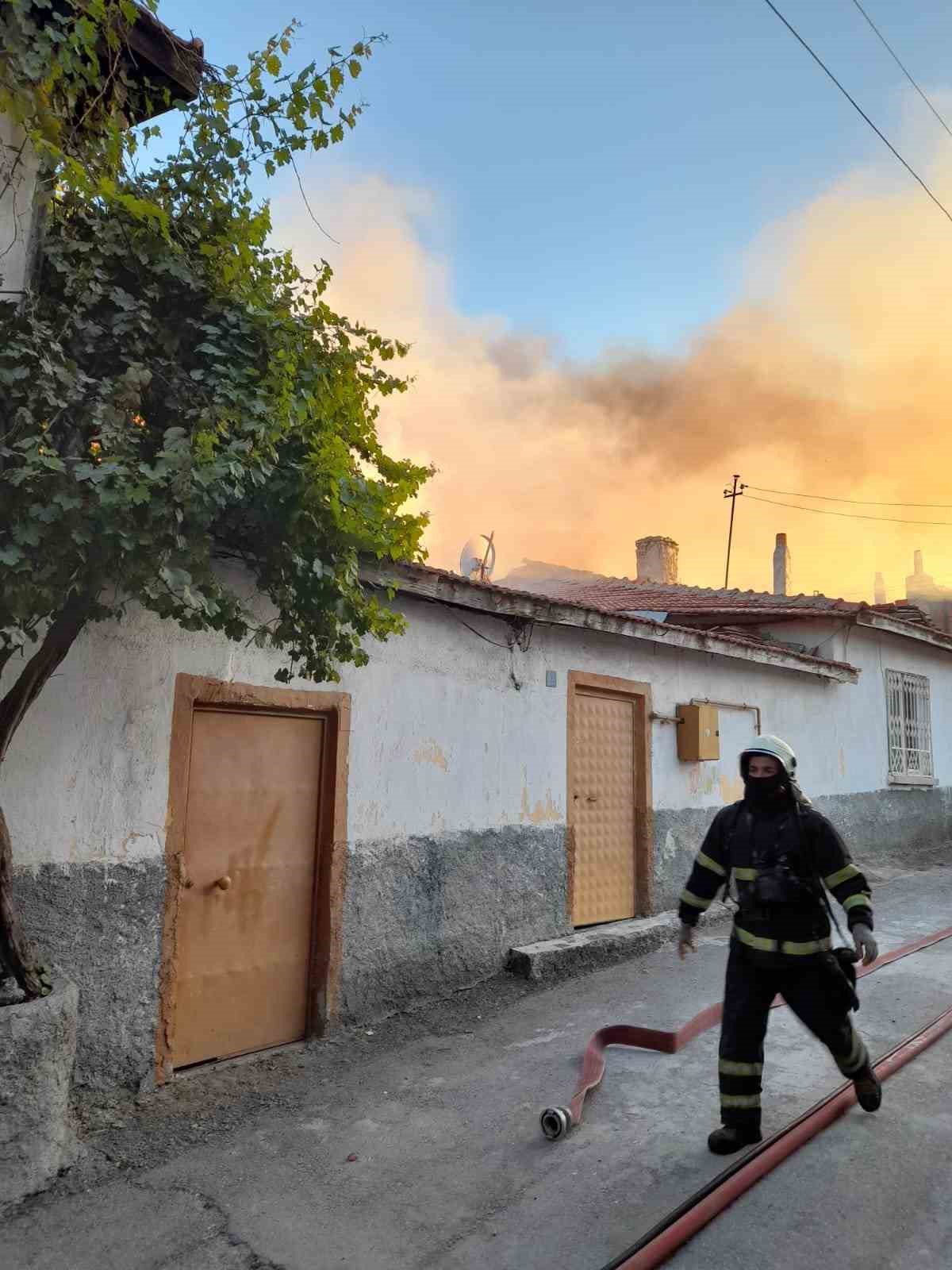 Çorum’da çıkan yangında 5 ev zarar gördü
