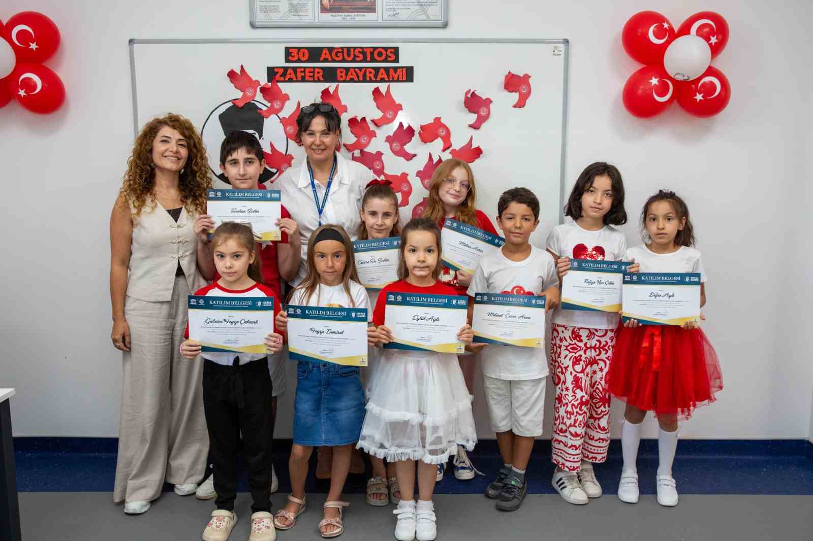 Sanat at&ouml;lyeleri &ccedil;ocukların hayatlarına renk kattı
